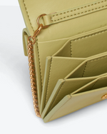 nanushka grünes portemonnaie