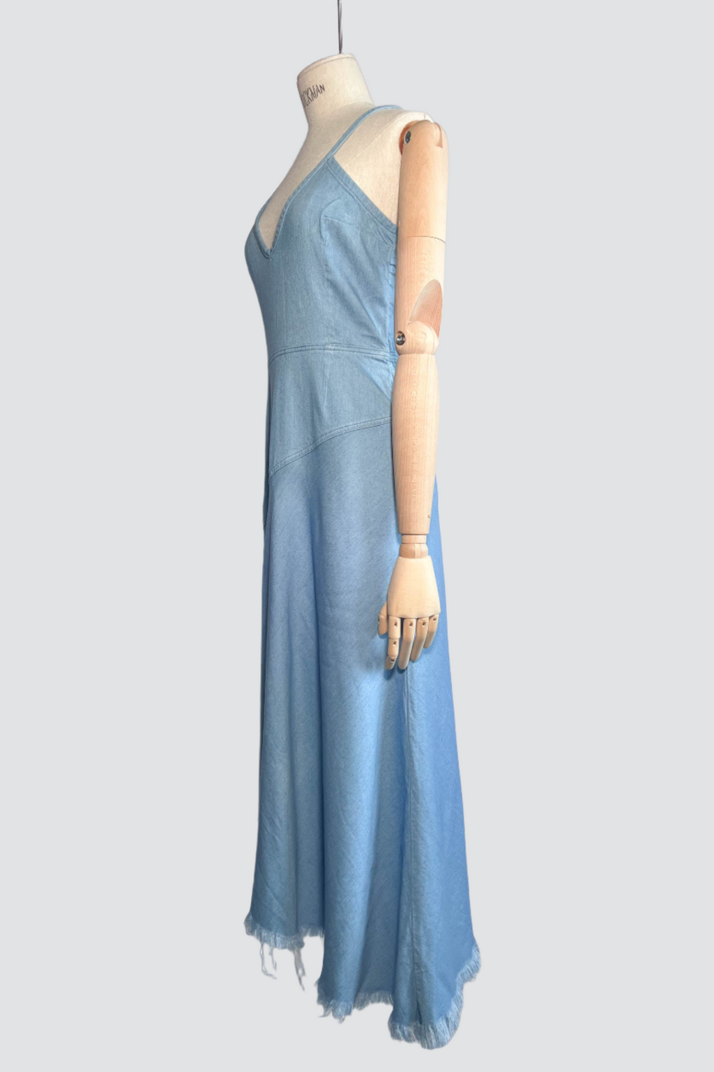 Schräg geschnittenes Jeanskleid mit Fransen - Hellblau