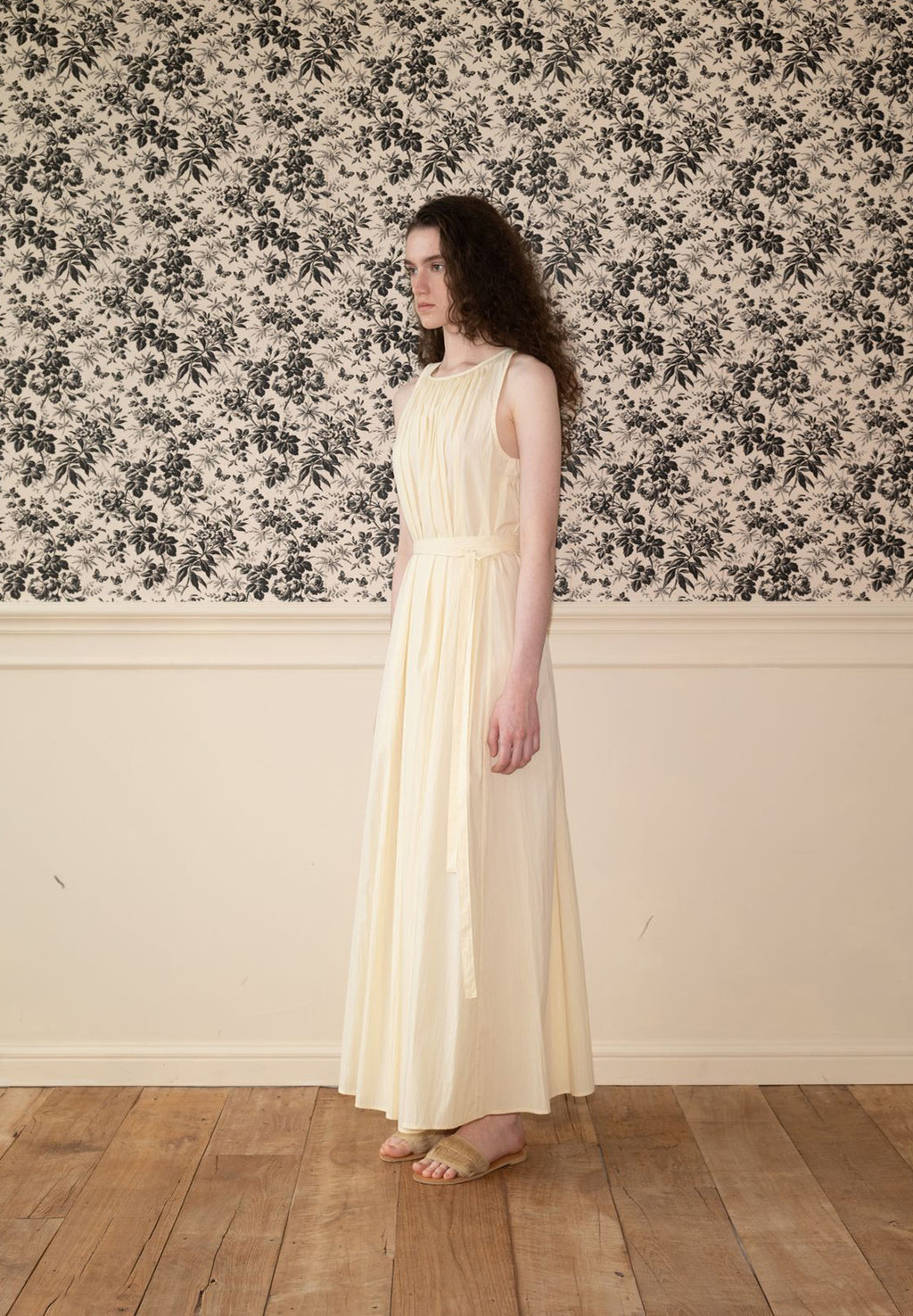 Gerafftes Kleid mit Gürtel - hellgelb